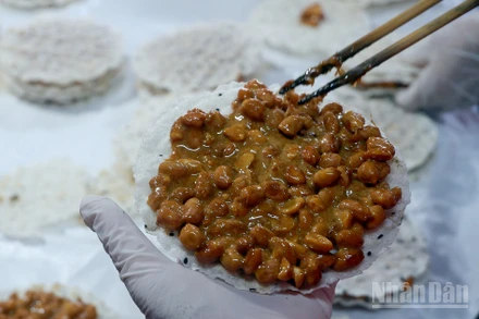 Lạc mẩy, gừng thơm, mật sánh, bánh đa giòn, từng thành phần hội tụ theo công thức gia truyền và bàn tay người nghệ nhân, cho ra những miếng kẹo cu đơ đậm đà, in sâu trong ký ức người thưởng thức.