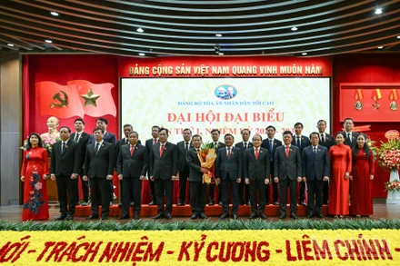 Đồng chí Trần Cẩm Tú, Ủy viên Bộ Chính trị, Thường trực Ban Bí thư, Bí thư Đảng ủy các cơ quan Đảng Trung ương trao quyết định và tặng hoa chúc mừng Ban Chấp hành Đảng bộ Tòa án nhân dân tối cao nhiệm kỳ 2025-2030. 