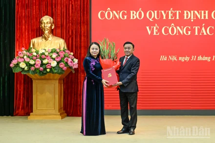 Thường trực Ban Bí thư Trần Cẩm Tú trao Quyết định của Bộ Chính trị, tặng hoa chúc mừng đồng chí Nguyễn Thị Thu Hà. (Ảnh: DUY LINH)