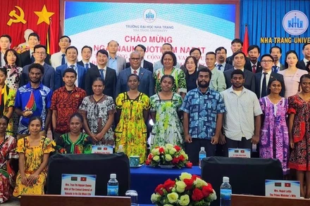 Ngài Nauka Jotham Napat, Thủ tướng Cộng hòa Vanuatu cùng đoàn công tác chụp ảnh lưu niệm tại Trường đại học Nha Trang.