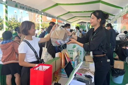 Đổi rác tái chế nhận quà xanh”với những chậu sen đá tại chương trình.