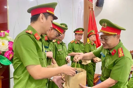 Phòng Cảnh sát Quản lý hành chính về trật tự xã hội Công an tỉnh Bà Rịa-Vũng Tàu tổ chức bàn giao các con dấu cho công an cấp cơ sở quản lý cất giữ.