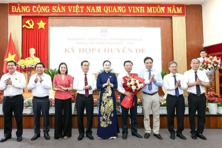 Đồng chí Lê Huyền (ôm hoa) vừa được bầu bổ sung Phó Chủ tịch Ủy ban nhân dân tỉnh Khánh Hòa nhiệm kỳ 2021-2026.