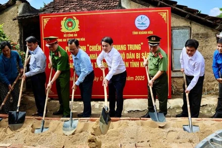 Thừa lệnh của Bộ trưởng Công an, Công an tỉnh Khánh Hòa đã tổ chức lễ khởi công xây dựng 8 căn nhà kiên cố cho các hộ gia đình bị thiệt hại nặng nề do mưa lũ lịch sử vừa qua.