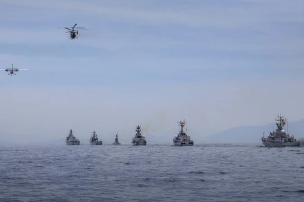 Biên đội máy bay DHC6 và trực thăng săn ngầm Ka28 cùng các biên đội tàu tên lửa tham gia diễu binh trên biển.