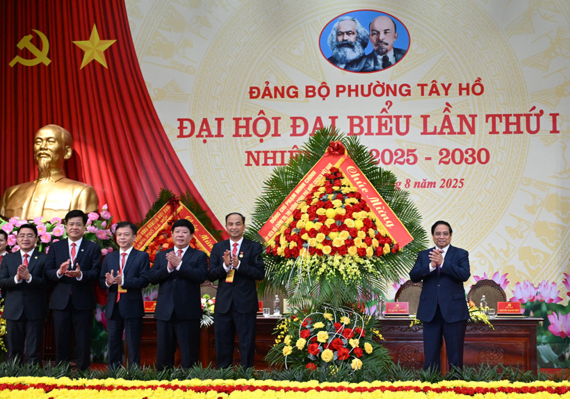 Thủ tướng Phạm Minh Chính tặng hoa chúc mừng Đại hội đại biểu Đảng bộ phường Tây Hồ lần thứ I, nhiệm kỳ 2025-2030.