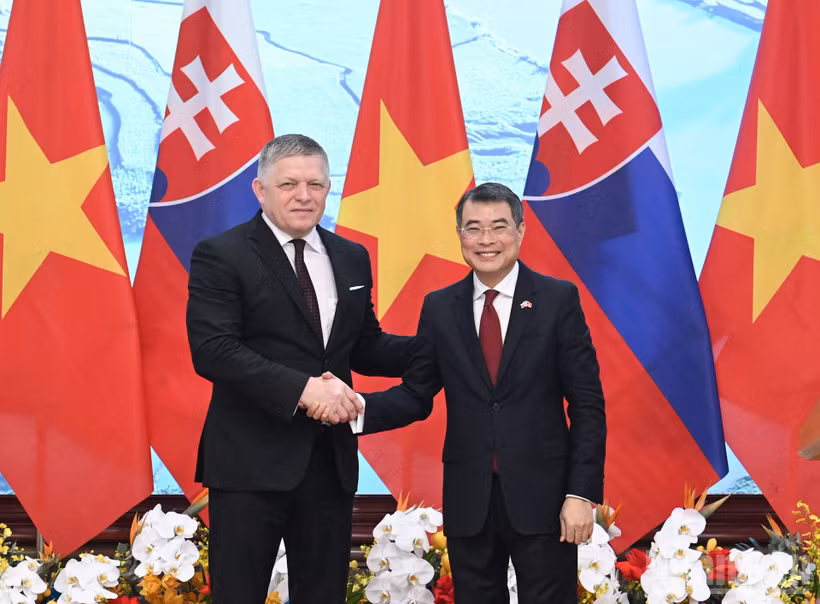 Thủ tướng Lê Minh Hưng và Thủ tướng nước Cộng hòa Slovakia Robert Fico. (Ảnh TRẦN HẢI)