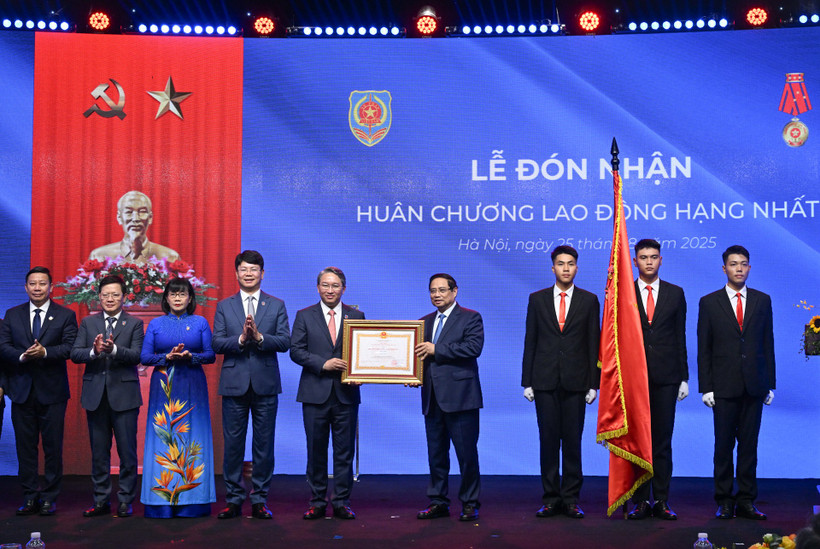 Thủ tướng Phạm Minh Chính trao Huân chương Lao động hạng Nhất tặng Bộ Tư pháp.