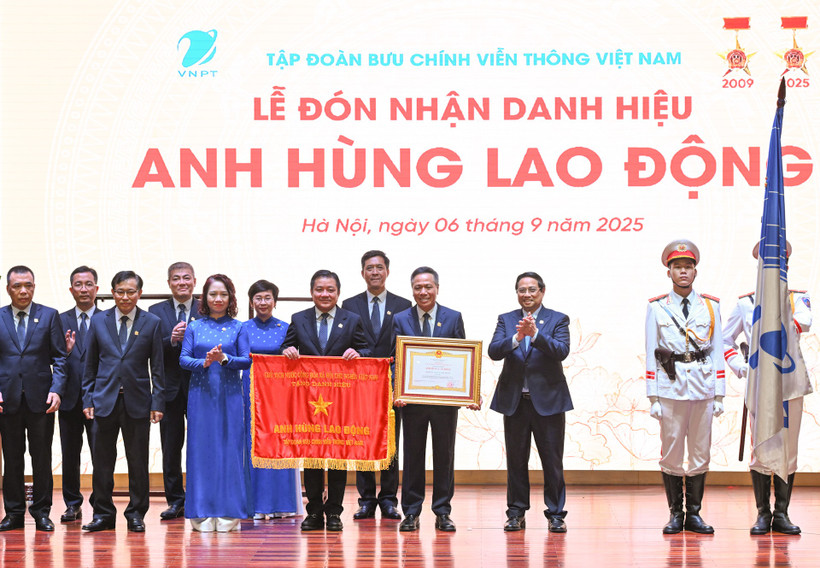 Thủ tướng Phạm Minh Chính trao danh hiệu Anh hùng Lao động cho Tập đoàn Bưu chính Viễn thông Việt Nam (VNPT).