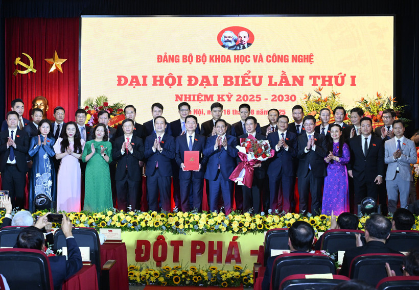 Bí thư Đảng ủy Chính phủ, Thủ tướng Chính phủ Phạm Minh Chính trao quyết định của Ban Thường vụ Đảng ủy Chính phủ chỉ định Ban Chấp hành, Ban Thường vụ, Bí thư, Phó Bí thư, Ủy ban Kiểm tra Đảng ủy Bộ Khoa học Công nghệ nhiệm kỳ 2025-2030.