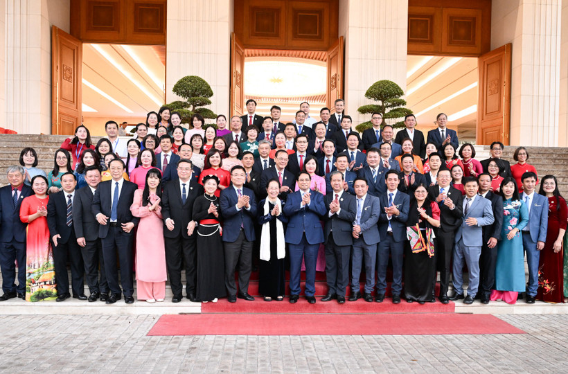 Thủ tướng Phạm Minh Chính chụp ảnh lưu niệm cùng các đại biểu. 