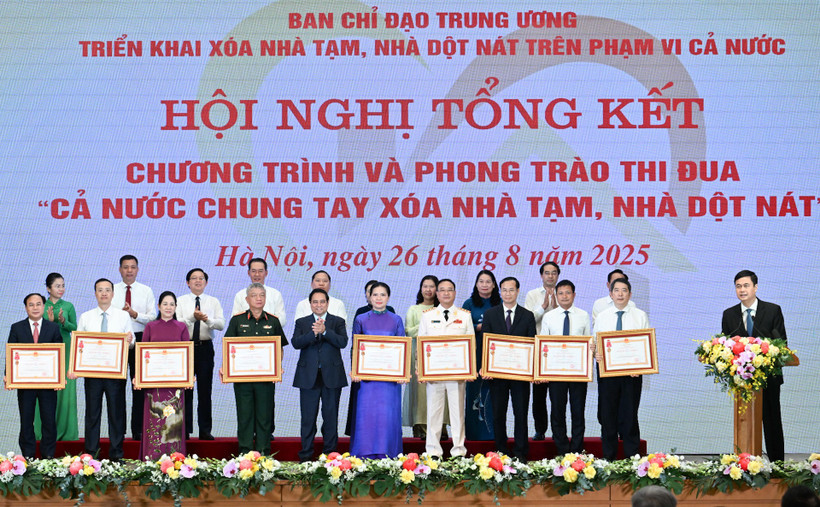 Thủ tướng Phạm Minh Chính trao Huân chương Lao động hạng Ba cho các tập thể có thành tích xuất sắc thực hiện Chương trình và Phong trào thi đua "Cả nước chung tay xóa nhà tạm, nhà dột nát trong năm 2025".