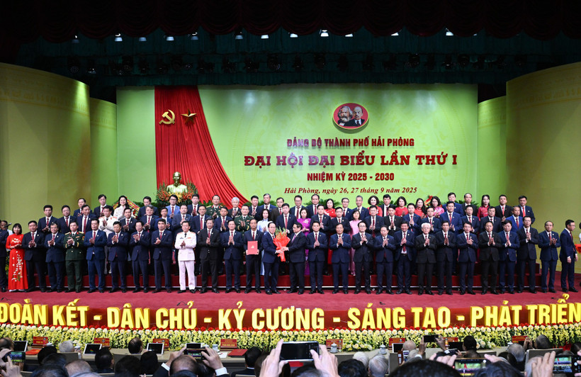 Thủ tướng Phạm Minh Chính trao Quyết định của Bộ Chính trị và tặng hoa chúc mừng Ban Chấp hành Đảng bộ thành phố Hải Phòng nhiệm kỳ 2025-2030.