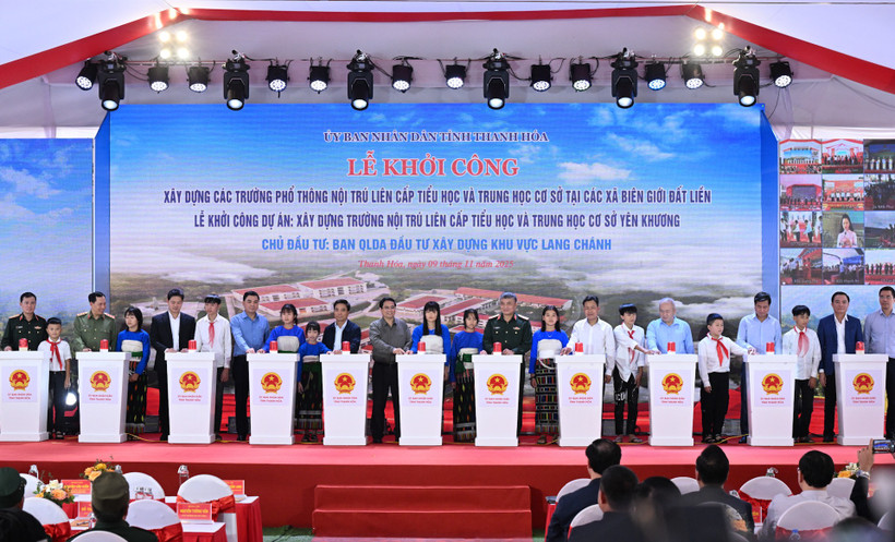 Thủ tướng Phạm Minh Chính và các đại biểu thực hiện nghi thức khởi công.