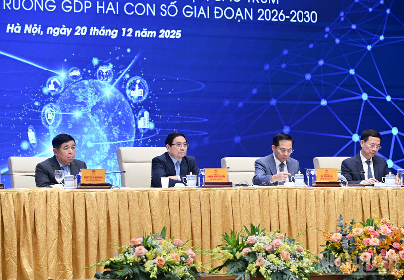 Thủ tướng Phạm Minh Chính và các Phó Thủ tướng, Bộ trưởng chủ trì Diễn đàn quốc gia phát triển kinh tế số và xã hội số lần thứ 3.