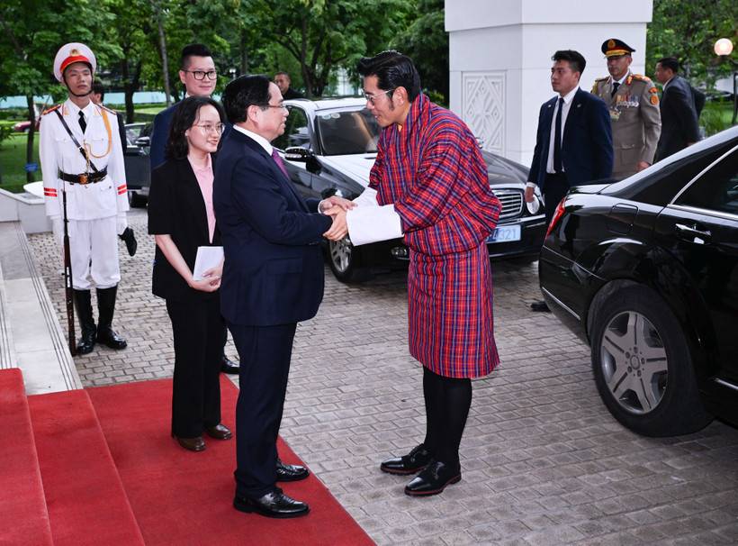 Thủ tướng Phạm Minh Chính đón Quốc vương Bhutan Jigme Khesar Namgyel Wangchuck.