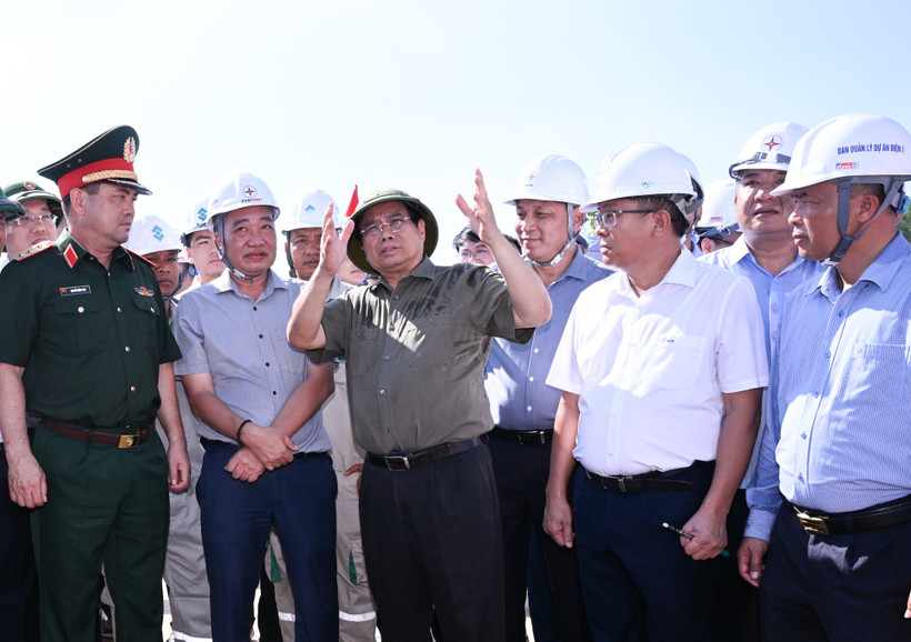 Thủ tướng Phạm Minh Chính trao đổi với các lực lượng, đơn vị thi công Dự án trên công trường.
