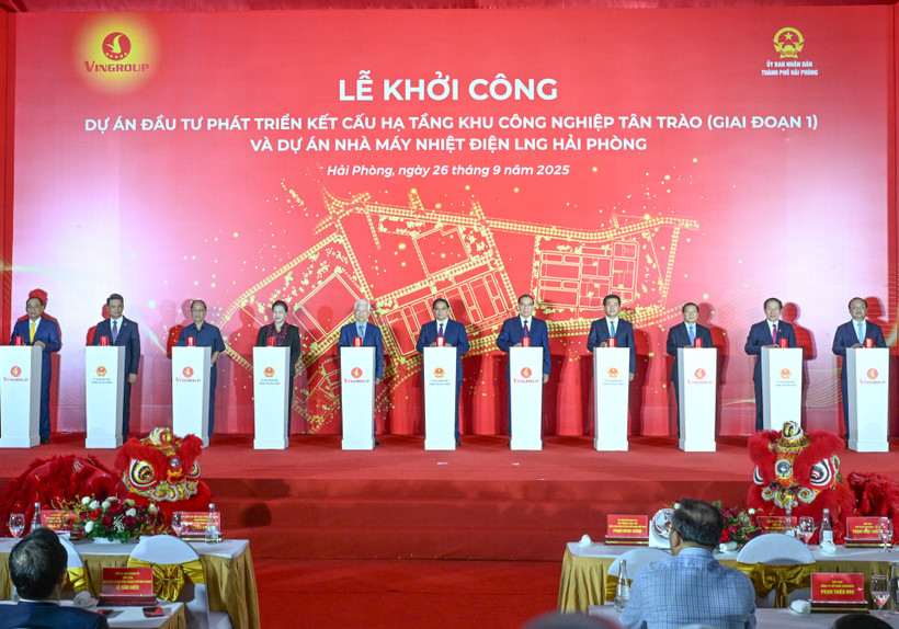 Thủ tướng Phạm Minh Chính và các đồng chí lãnh đạo, nguyên lãnh đạo Đảng, Nhà nước thực hiện nghi thức khởi công.