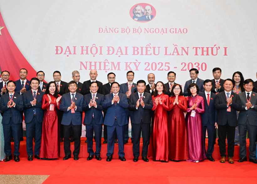 Bí thư Đảng ủy Chính phủ, Thủ tướng Chính phủ Phạm Minh Chính với các lãnh đạo Đảng bộ Bộ Ngoại giao. (Ảnh: TRẦN HẢI)