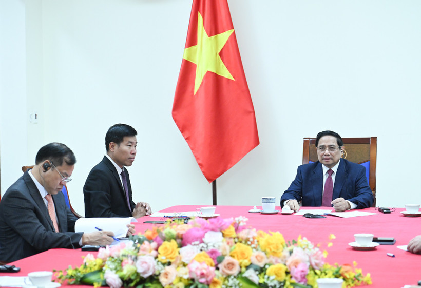 Thủ tướng Phạm Minh Chính điện đàm với Thủ tướng Singapore Lawrence Wong.