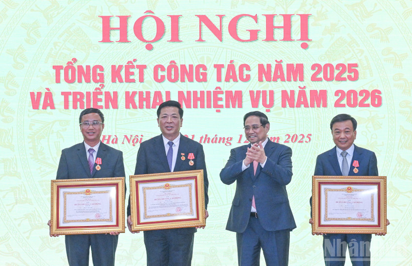 Thủ tướng Phạm Minh Chính trao tặng Huân chương Lao động các hạng cho các lãnh đạo Bộ Xây dựng. 