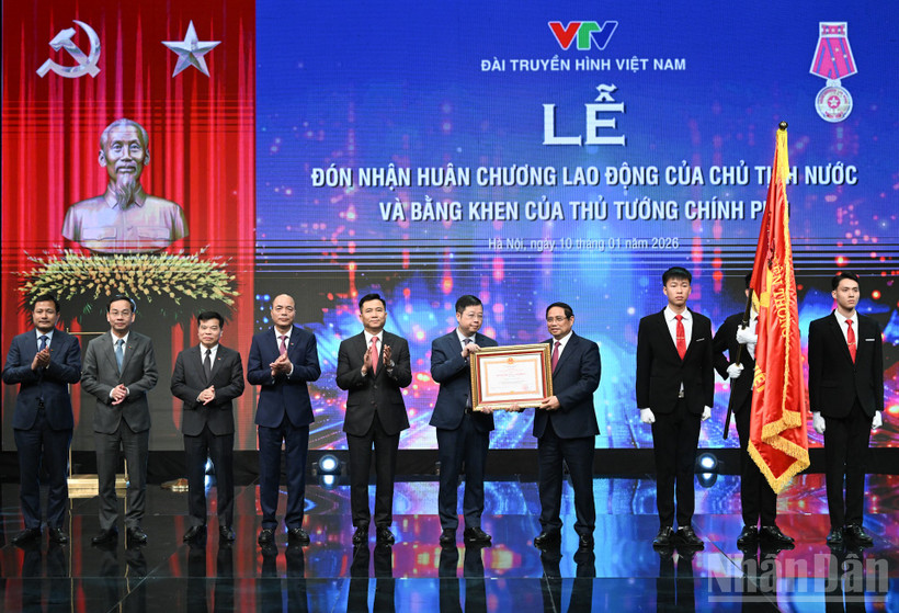 Thủ tướng Phạm Minh Chính trao Huân chương Lao động hạng Nhất cho VTV.