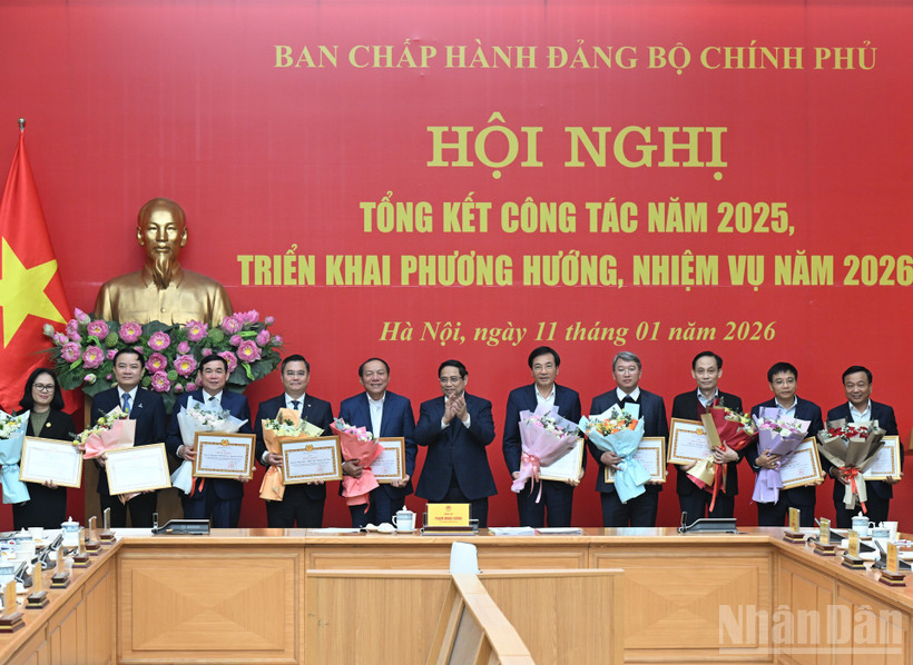 Thủ tướng Phạm Minh Chính, Bí thư Đảng ủy Chính phủ trao tặng Bằng khen cho các tập thể thuộc Đảng bộ Chính phủ.