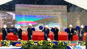 Các đại biểu thực hiện nghi thức khởi công dự án Trung tâm huấn luyện thể thao quốc gia tại Đà Lạt.
