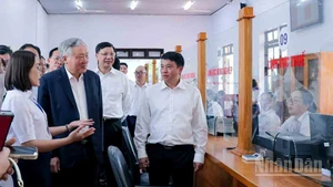 Phó Thủ tướng Nguyễn Hòa Bình cùng lãnh đạo tỉnh Lâm Đồng thực tế hoạt động tại Trung tâm Phục vụ hành chính công xã Đức Trọng.
