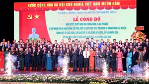 Phó Thủ tướng Thường trực Chính phủ Nguyễn Hòa Bình và lãnh đạo bộ, ngành Trung ương cùng Ban Chấp hành Đảng bộ tỉnh Lâm Đồng tại buổi lễ.
