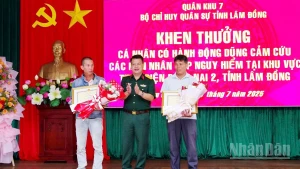 Chỉ huy trưởng Bộ Chỉ huy Quân sự tỉnh Lâm Đồng trao giấy khen tặng ông Dũng và ông Lâm về hành động dũng cảm ứng cứu 3 người bị mắc kẹt giữa dòng lũ chảy xiết.