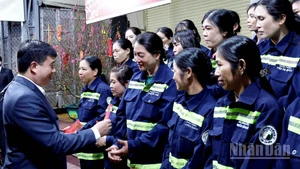 Bí thư Tỉnh ủy Lâm Đồng Y Thanh Hà Niê Kđăm trao quà Tết tặng công nhân vệ sinh thuộc Công ty cổ phần Dịch vụ đô thị Đà Lạt trong đêm giao thừa.