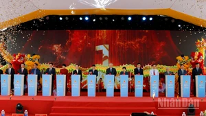 Phó Thủ tướng thường trực Chính phủ Nguyễn Hòa Bình và lãnh đạo bộ ngành Trung ương, địa phương, cùng nhà đầu tư thực hiện nghi thức khởi công dự án cao tốc Bảo Lộc-Liên Khương. 