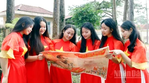 Niềm vui của học sinh Lâm Đồng khi được trao tặng phụ san đặc biệt Báo Nhân Dân vào dịp khai giảng năm học mới 2025-2026.