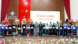 Lãnh đạo ngành giáo dục tỉnh và phường Cam Ly-Đà Lạt trao học bổng của tỉnh Lâm Đồng tặng học sinh vượt khó Trường phổ thông dân tộc nội trú trung học cơ sở-trung học phổ thông tỉnh.