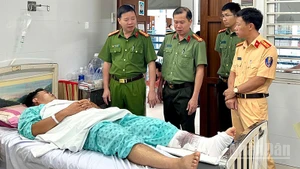 Đại tá Nguyễn Tường Vũ (bên trái) đến thăm hỏi, động viên Trung tá Nguyễn Hoàng Trung đang điều trị tại Bệnh viện Chấn thương chỉnh hình Thành phố Hồ Chí Minh.