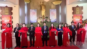 Các đại biểu cắt băng khai mạc Hội báo và triển lãm chào mừng kỷ niệm 100 năm Báo chí cách mạng Việt Nam. 