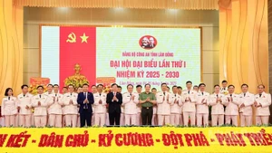 Lãnh đạo Bộ Công an, lãnh đạo tỉnh Lâm Đồng chụp ảnh lưu niệm cùng Ban Chấp hành Đảng bộ Công an tỉnh Lâm Đồng nhiệm kỳ 2025-2030.