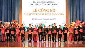 Đồng chí Nguyễn Văn Thanh, Chánh án Tòa án nhân dân tỉnh Lâm Đồng trao các quyết định về công tác cán bộ.