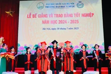 Lãnh đạo Trường đại học Y Dược trao bằng bác sĩ cho các sinh viên mới tốt nghiệp.