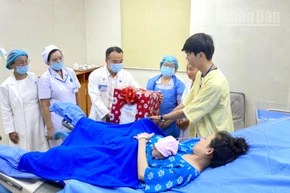 Bác sĩ Vương Đình Bảo Anh, Phó Giám đốc Bệnh viện Từ Dũ chúc mừng trường hợp sinh con đầu năm mới 2026.