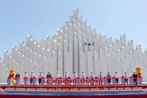 Lãnh đạo Thành phố Hồ Chí Minh và các đại biểu cắt băng khánh thành dự án.