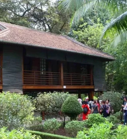 [Video] Hàng nghìn du khách thăm Khu di tích Chủ tịch Hồ Chí Minh mỗi ngày