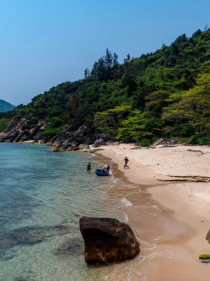 Bãi tắm tuyệt đẹp trên đảo Sơn Chà 