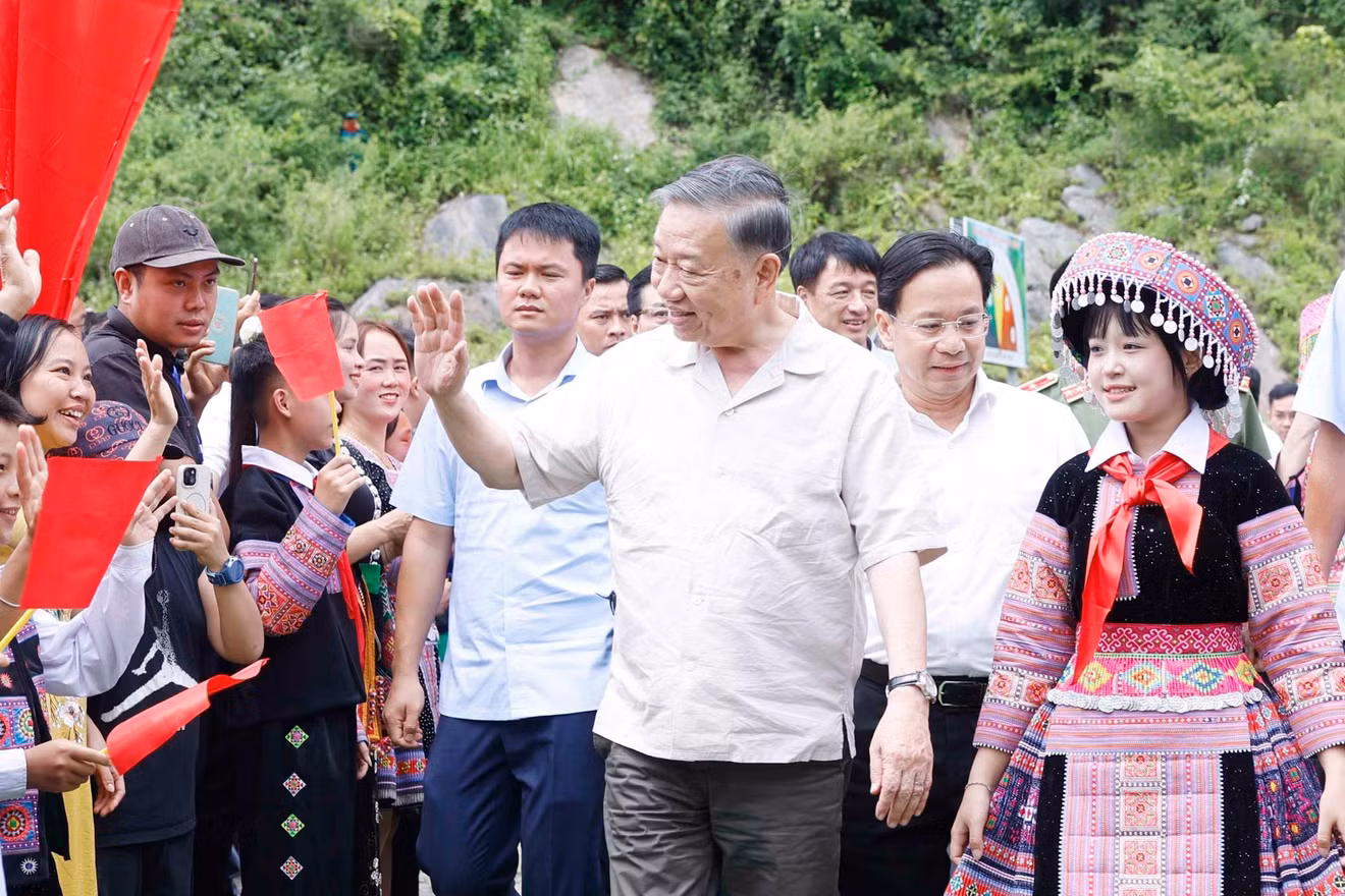 Tổng Bí thư, Chủ tịch nước Tô Lâm cùng Đoàn công tác của Trung ương đã đến dự Ngày hội toàn dân bảo vệ an ninh Tổ quốc tại bản Lóng Luông, xã Vân Hồ, tỉnh Sơn La.