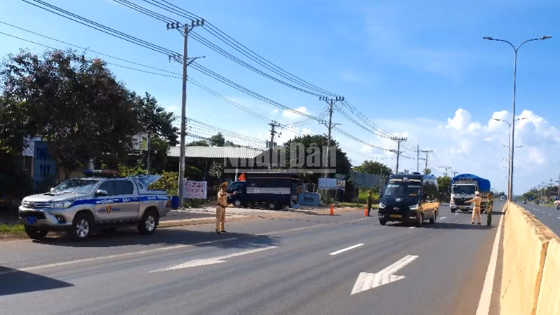 Các chiến sĩ Trạm Cảnh sát giao thông số 3-Quốc lộ 13 kiểm tra phương tiện lưu thông trên Quốc lộ 13.