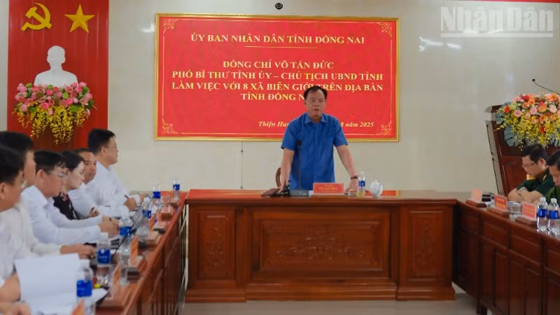 Phó Bí thư Tỉnh ủy, Chủ tịch Ủy ban nhân tỉnh Đồng Nai Võ Tấn Đức phát biểu tại buổi làm việc với 8 xã biên giới.