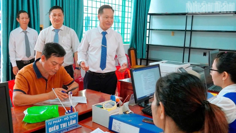 Đồng chí Mạc Đình Huấn, Bí thư Đảng ủy xã Tân Hưng (tỉnh Đồng Nai) kiểm tra hoạt động của Trung tâm phục vụ hành chính công xã Tân Hưng.