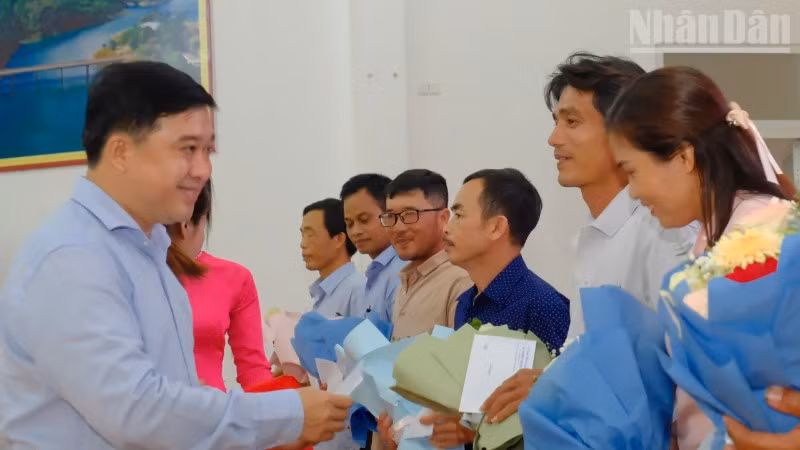 Lãnh đạo tỉnh Đồng Nai khen thưởng các cá nhân nhường đất để thực hiện cao tốc.