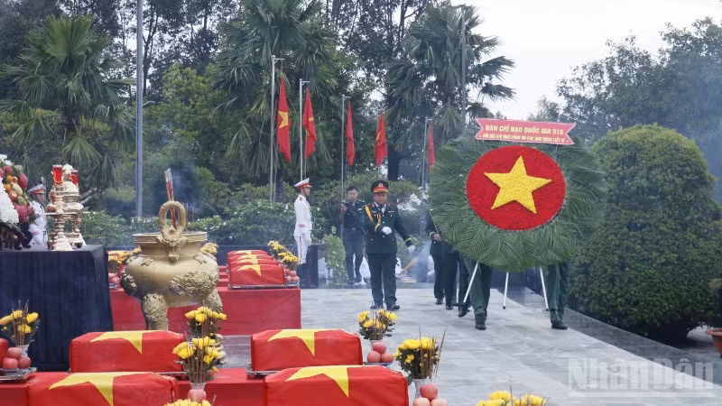 Các đại biểu dâng hoa truy điệu các anh hùng liệt sĩ.
